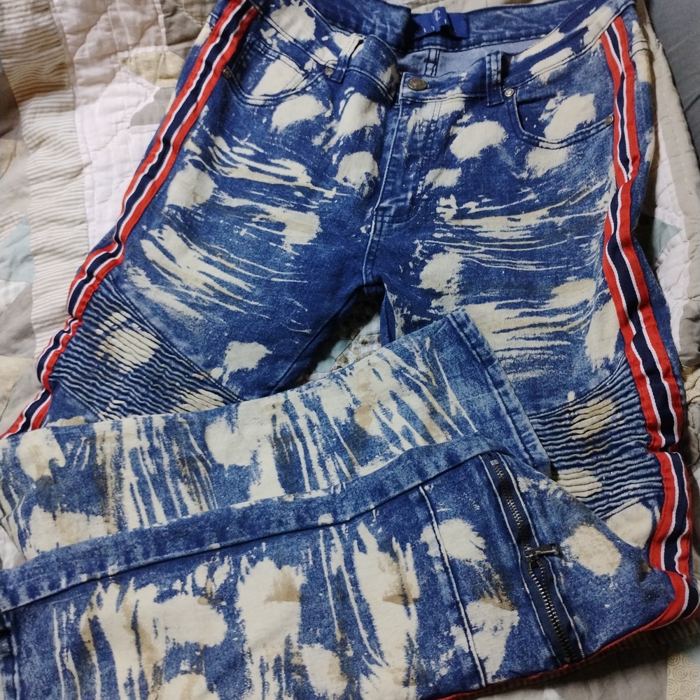 Trendy Blue Distressed Slim Jeans with Red Accents